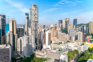 Çatıdan Hong Kong şehrinin muhteşem manzarası gökdelenlerle dolu..