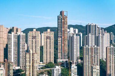 Çatıdan Hong Kong şehrinin muhteşem manzarası gökdelenlerle dolu..