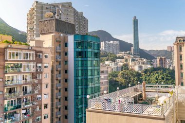 Çatıdan Hong Kong şehrinin muhteşem manzarası gökdelenlerle dolu..