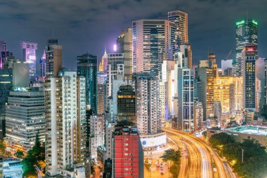 Şehir manzarası ve Hong Kong 'daki gökdelenlerin inanılmaz gece ve gün batımı manzarası.