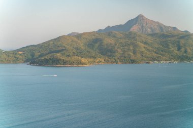 Hong Kong 'daki Sai Kung Doğu Şehir Parkı' ndaki izleme yolunun harika manzarası.
