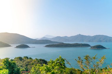 Hong Kong 'daki Sai Kung Doğu Şehir Parkı' ndaki izleme yolunun harika manzarası.