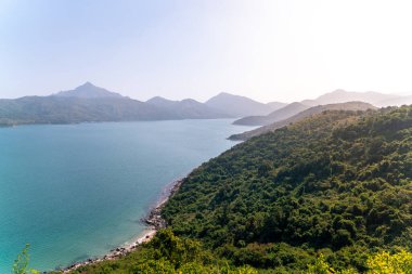 Hong Kong 'daki Sai Kung Doğu Şehir Parkı' ndaki izleme yolunun harika manzarası.