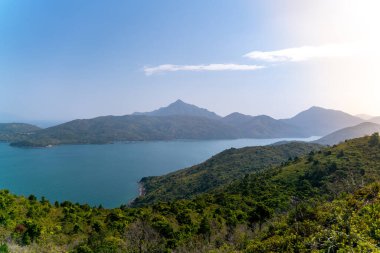 Hong Kong 'daki Sai Kung Doğu Şehir Parkı' ndaki izleme yolunun harika manzarası.