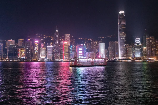 香港のビクトリアハーバーの水の上のライトの信じられないほどの夜の街並みの景色 — ストック写真