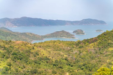 Hong Kong 'daki Sai Kung Doğu Şehir Parkı' ndaki izleme yolunun harika manzarası.