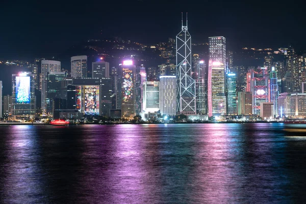 Neuvěřitelný Noční Pohled Město Světla Vodě Victoria Harbour Hong Kongu — Stock fotografie