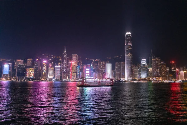 香港维多利亚港水上灯光迷人的夜景景观 — 图库照片