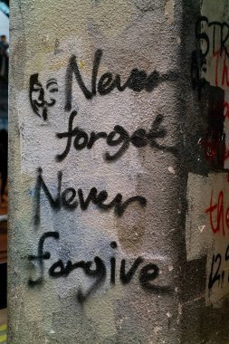 İnsanların özgürlüklerini ve haklarını savundukları mitingdeki graffiti.