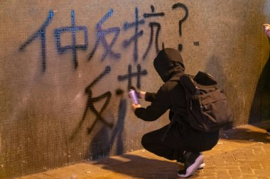 Bir aktivist, halk mitinginde özgürlüklerini ve haklarını savundukları için graffiti çiziyor.