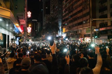 Halk özgürlüklerini ve haklarını savunmak için toplanıyor.