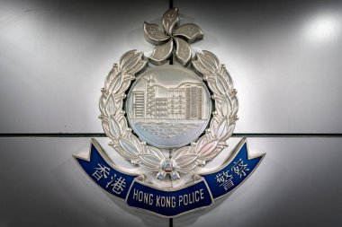 Karakolun duvarında Hong Kong polis logosu var..