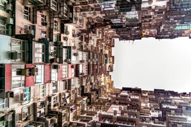 Hong Kong 'da Tai Koo yakınlarındaki Montane Mansion adlı turistler arasındaki popüler yer. Kalabalık eski bir retro bina.