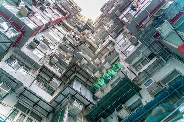 香港のタイコーに近いモンタンマンションと呼ばれる観光客の間で人気があります 混雑した古いレトロな建物 — ストック写真