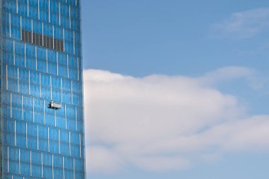 Yüksek gökdelendeki çamaşır yıkama kabini.