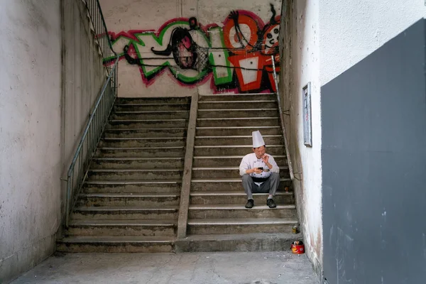 Hong Kong 2020 Chefe Restaurante Gorro Branco Sentado Nas Escadas — Fotografia de Stock