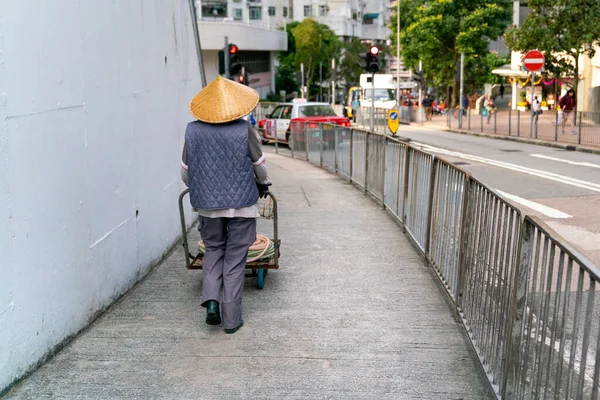 Уборщик Идущий Улицам Гонконга Традиционной Бамбуковой Шляпе — стоковое фото