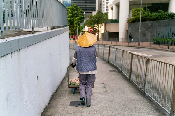 Уборщик Идущий Улицам Гонконга Традиционной Бамбуковой Шляпе — стоковое фото