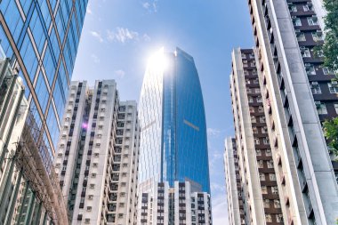 Çatıdan Hong Kong şehrinin muhteşem manzarası gökdelenlerle dolu..