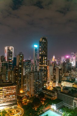 Şehir manzarası ve Hong Kong 'daki gökdelenlerin inanılmaz gece ve gün batımı manzarası.