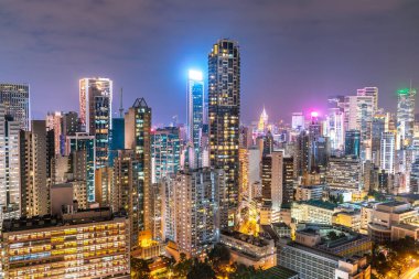 Şehir manzarası ve Hong Kong 'daki gökdelenlerin inanılmaz gece ve gün batımı manzarası.