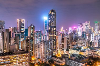 Şehir manzarası ve Hong Kong 'daki gökdelenlerin inanılmaz gece ve gün batımı manzarası.