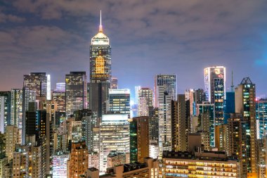 Şehir manzarası ve Hong Kong 'daki gökdelenlerin inanılmaz gece ve gün batımı manzarası.