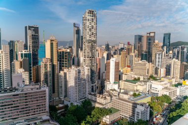 Çatıdan Hong Kong şehrinin muhteşem manzarası gökdelenlerle dolu..