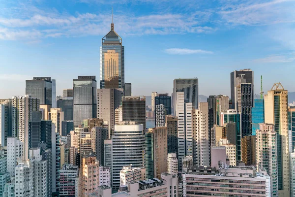 屋上から高層ビルが立ち並ぶ香港の街並みの絶景 — ストック写真