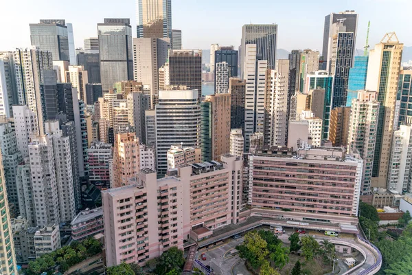 从天台俯瞰香港全城摩天大楼的壮丽景象 — 图库照片