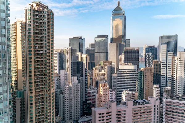 屋上から高層ビルが立ち並ぶ香港の街並みの絶景 — ストック写真