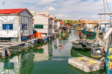Çin 'in Hainan kentindeki geleneksel nehir balıkçısı köyünün kırsal sokak manzarası.