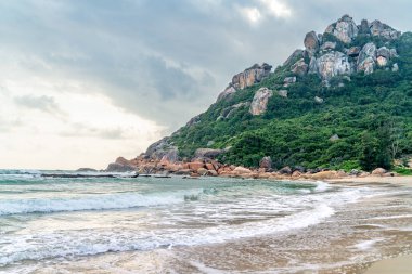 Çin 'deki Hainan Adası' ndaki sahil manzarası.