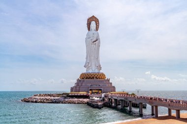 Nanshan Tapınağı - Çin 'in Hainan bölgesindeki Sanya' daki Budist tapınağı. Sanya Denizi 'nden Guan Yin' in heykeli.