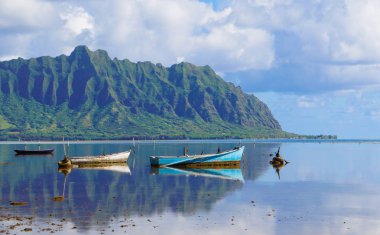 A Perfect Still Kaneohe Bay Dağlar ve Eski Tekneler mükemmel bir yansıma oluşturur