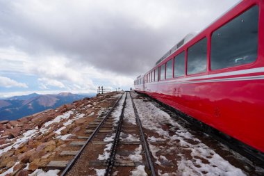 Yüksek bir dağ gölünün kristal berraklığında su.
