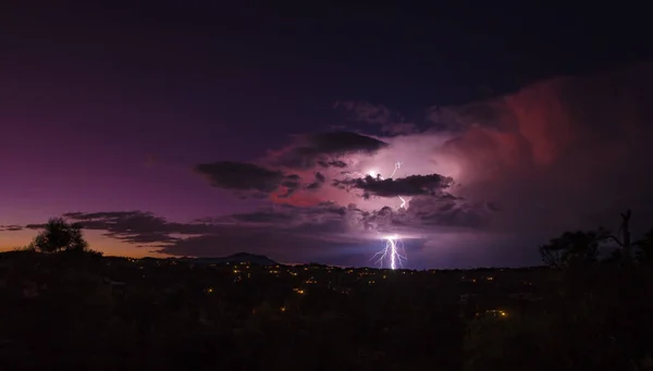 Ein Spätsommerlicher Monsun Bringt Leuchtende Farben Und Dramatische Blitze Während — Stockfoto