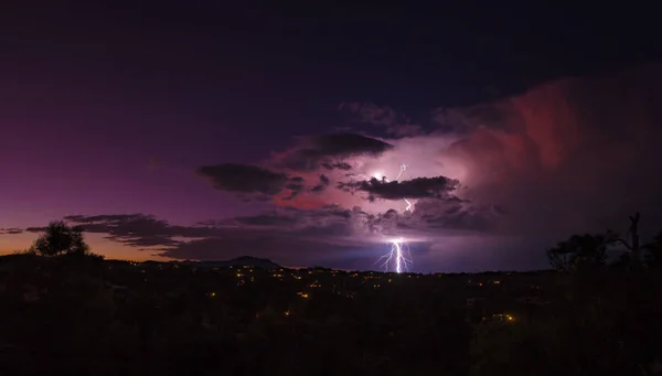 Sensommar Monsun Ger Lysande Färger Och Dramatiska Blixtar Kvällen Solnedgången — Stockfoto