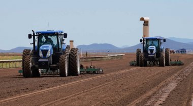 Traktörler Prescott Valley Arizona Downs bir sonraki yarış için parça damat, Arizona Eylül'de 1, 2019.