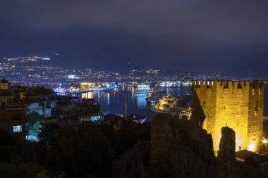 Alanya iskelesi ve kırmızı kule gece görüşü