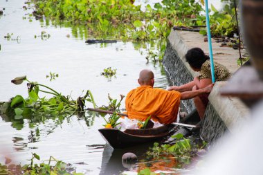 Keşişler, sabahları tekneyle yemek için yalvarmaya çağrıldılar.