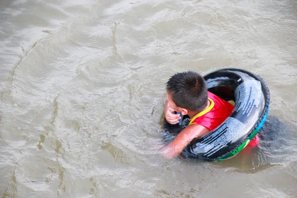 Хлопчик Плаває Річці Весело — стокове фото