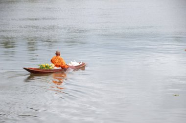Keşişler, sabahları tekneyle yemek için yalvarmaya çağrıldılar.