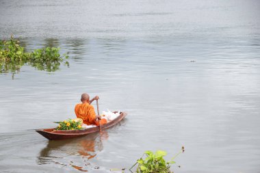 Keşişler, sabahları tekneyle yemek için yalvarmaya çağrıldılar.