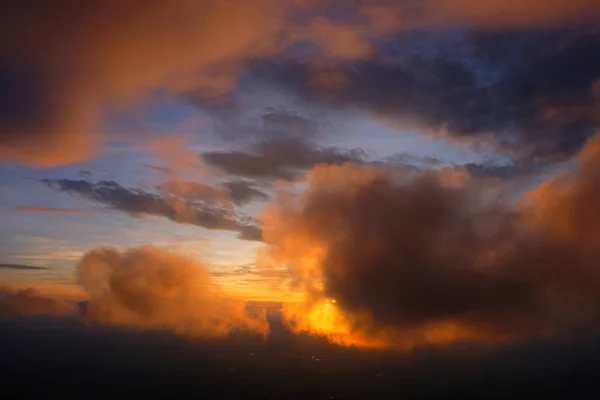 Matin lever du soleil vue Il y avait un nuage de nuages à l'ombre du soleil à — Photo