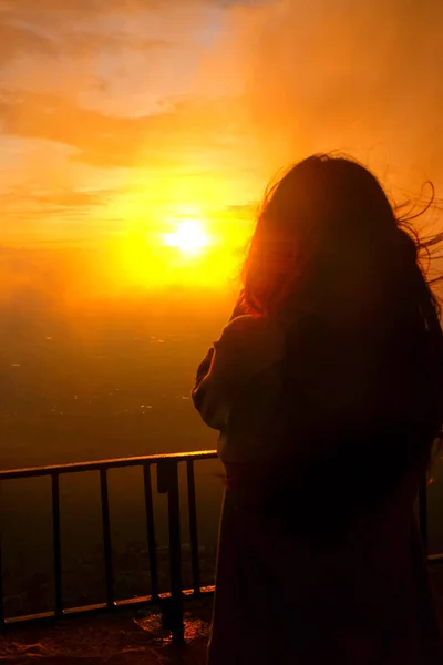 Schaduw van een vrouw staande om de mist en de zonsopgang te zien. — Stockfoto