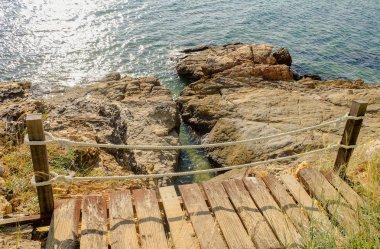 Khao Laem Ya'daki yürüyüş yolunun etrafındaki plajın manzarası.