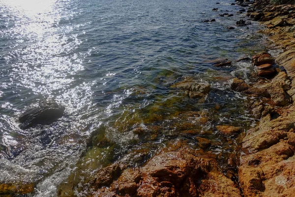 Khao Laem Ya'daki yürüyüş yolunun etrafındaki plajın manzarası.