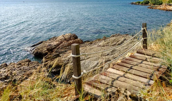 Khao Laem Ya'daki yürüyüş yolunun etrafındaki plajın manzarası.