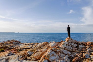 adam durdu ve kollarını katlanmış ve durdu